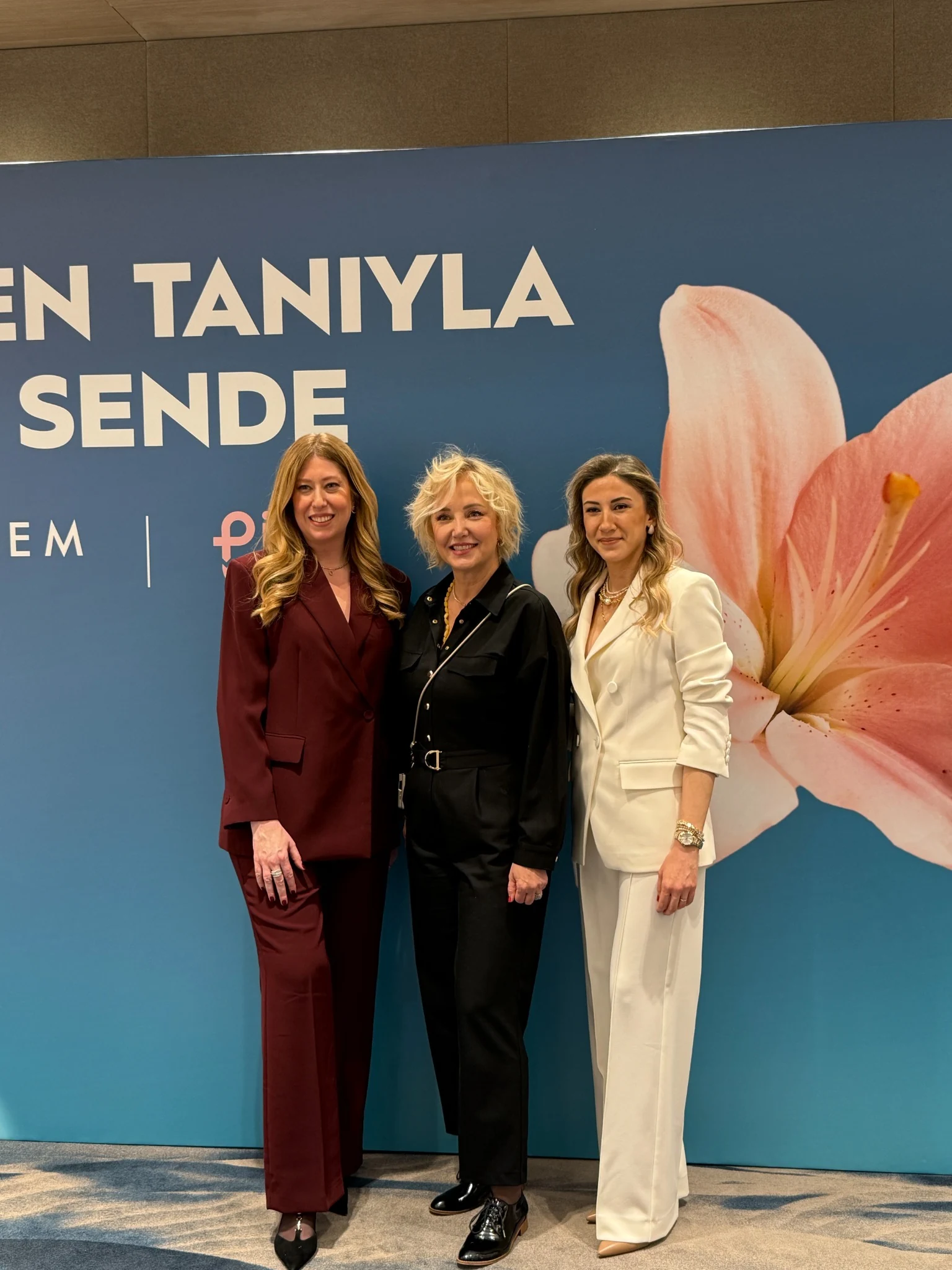 Acıbadem Kent Hastanesi etkinlik panosu önünde katılımcılar