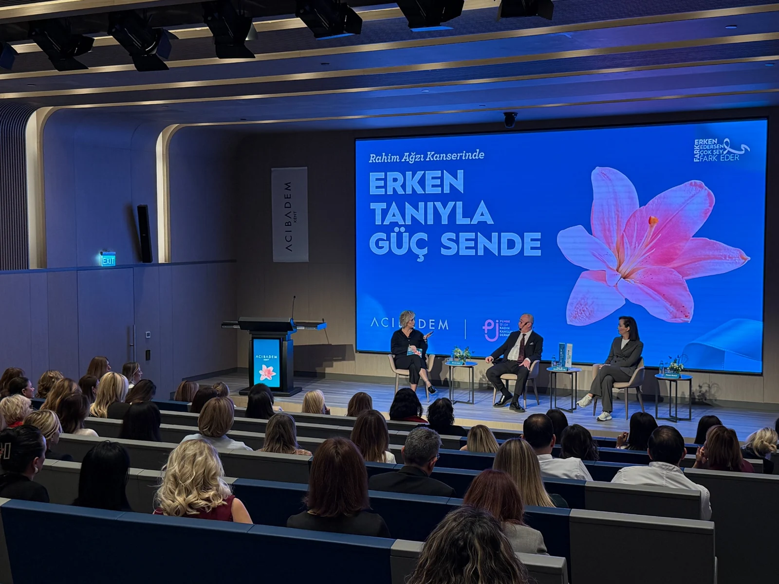 Acıbadem Kent Hastanesi HPV farkındalık etkinliğinde konuşmacılar ve davetliler