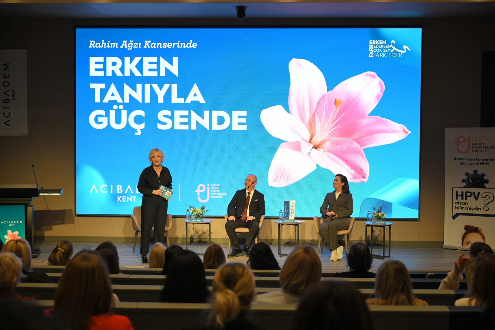HPV farkındalık etkinliğinde sahne ve konuşmacı bölümünden bir an