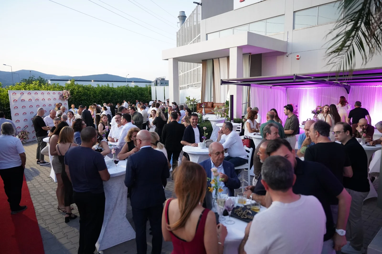 Dekoratif As Mobilya showroom lansmanında akşam atmosferi ve davetliler