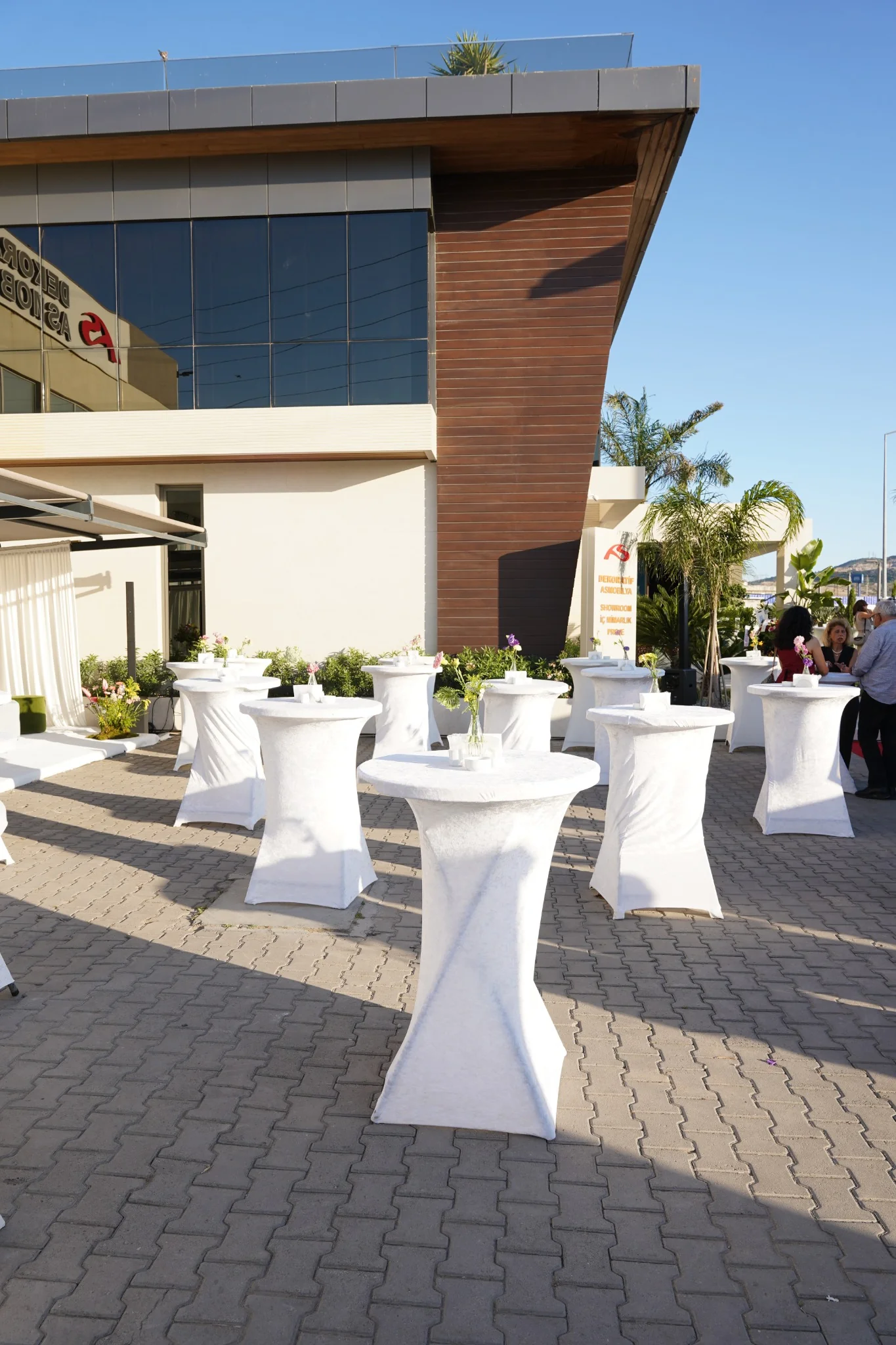 Dekoratif As Mobilya showroom girişinde davet öncesi bistro ve alan yerleşimi