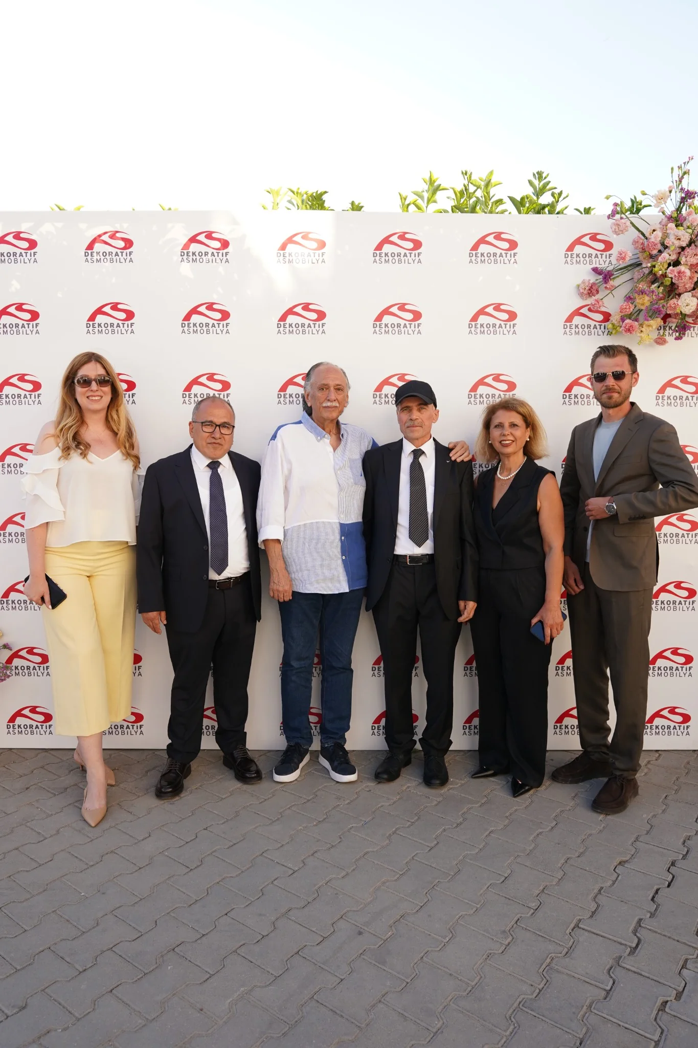 Dekoratif As Mobilya logolu fotoğraf alanında davetliler