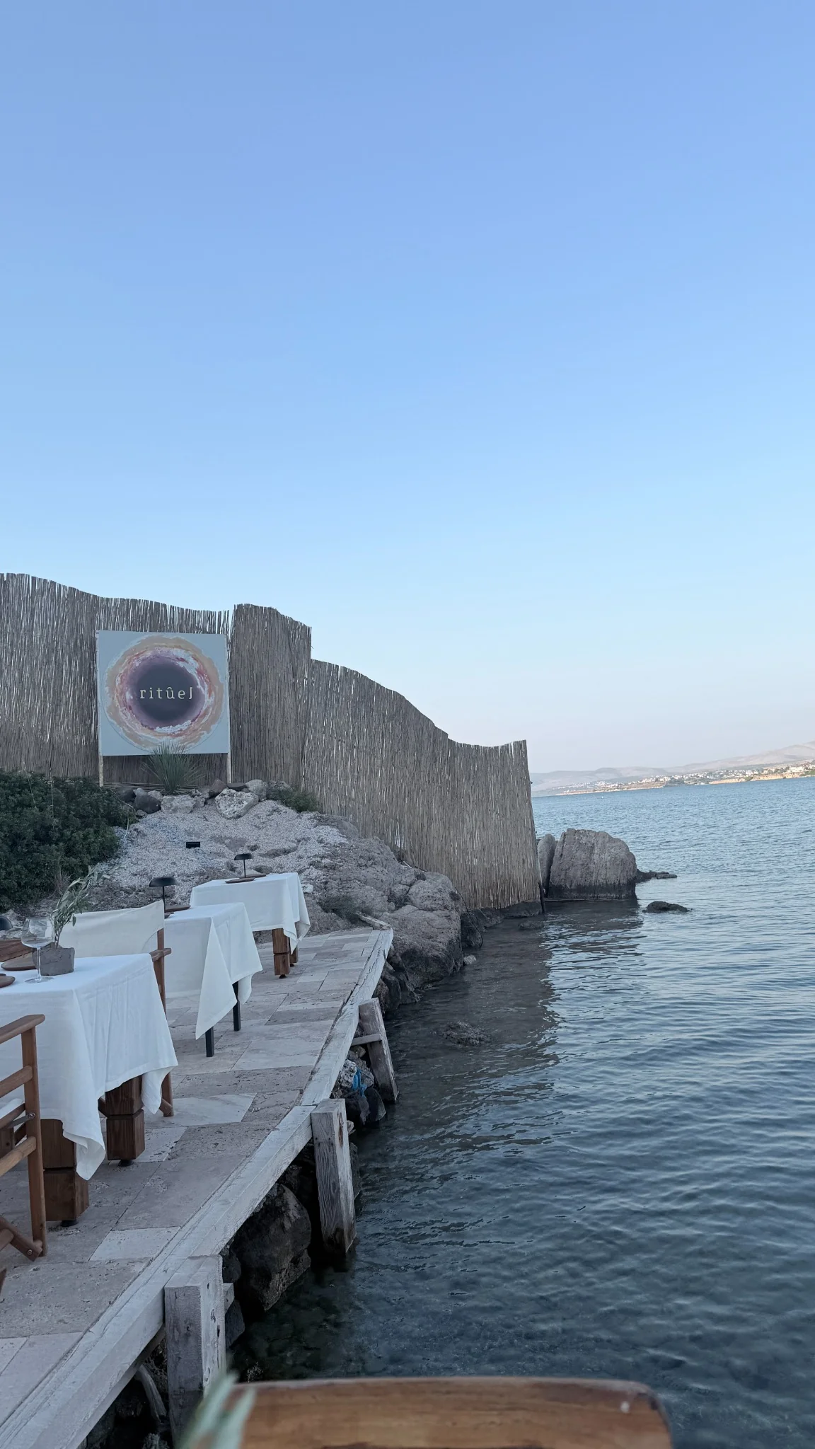 Çeşme’de kıyı boyunca kurulan gala masaları ve festival görseli