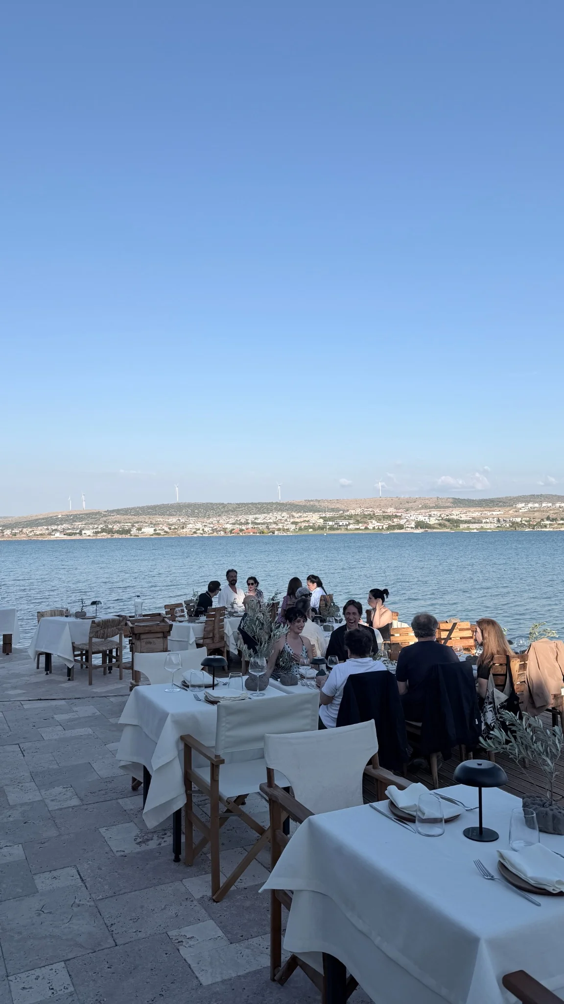 Rituel Restoran’ın deniz kıyısındaki terasında gala hazırlıkları ve davetliler