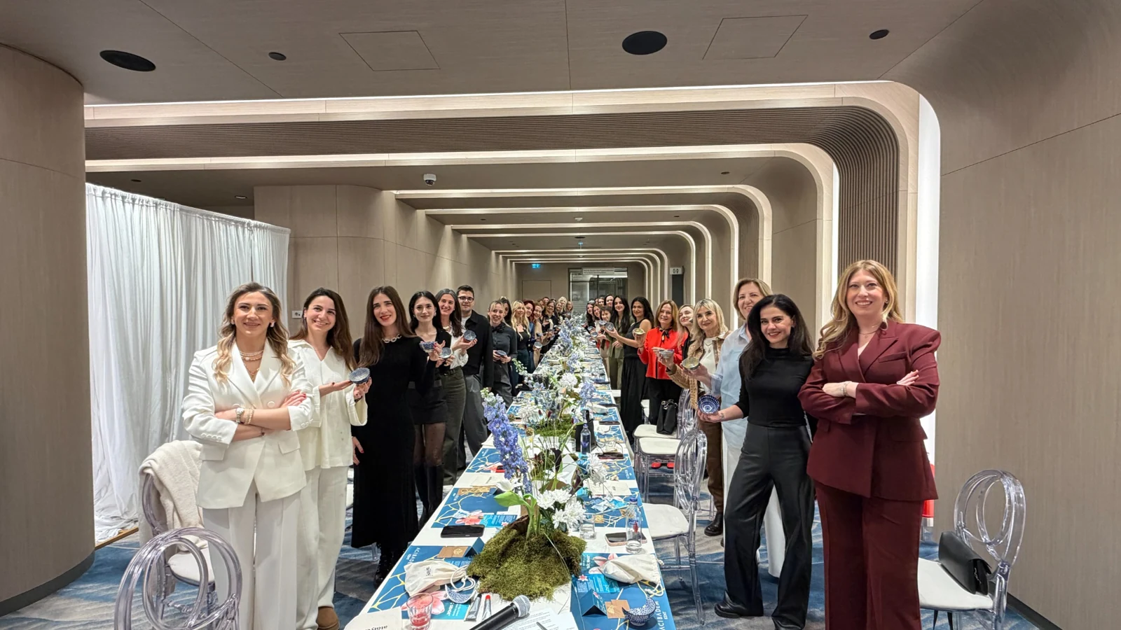 Brands & Joy etkinliğinde özenle hazırlanmış masa etrafında bir araya gelen davetliler