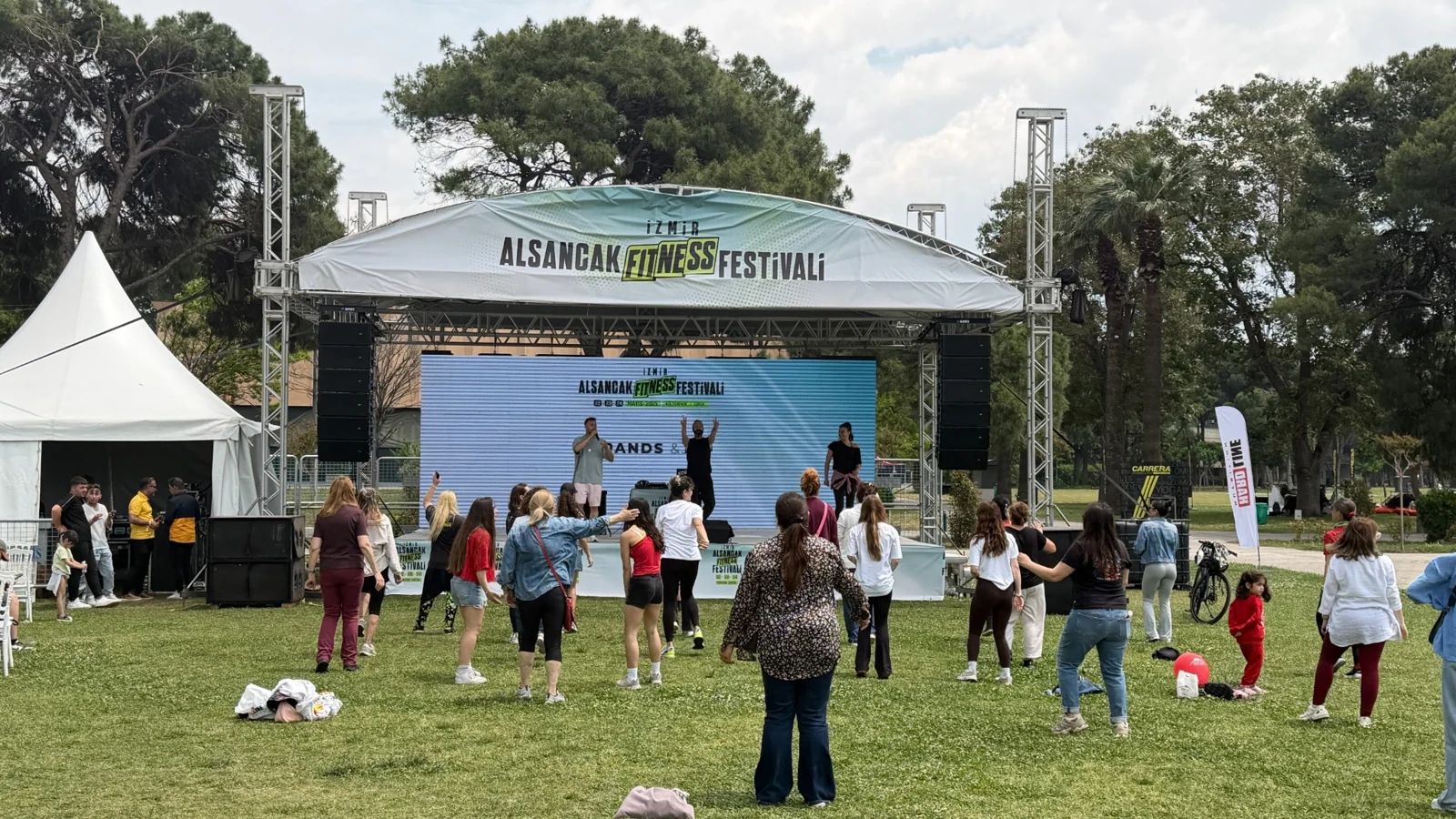 İzmir Kültürpark’ta Alsancak Fitness Festivali ana sahnesi ve katılımcılar