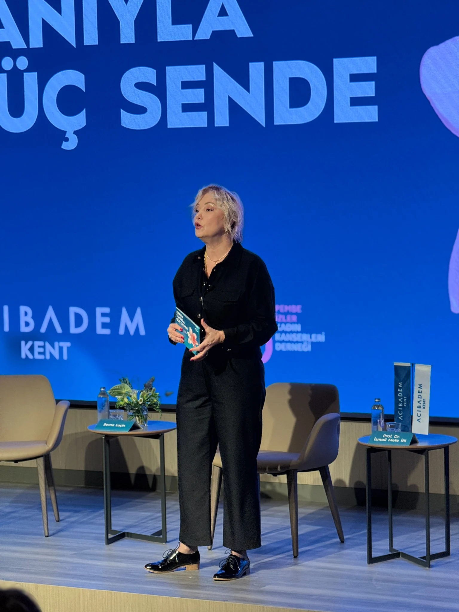 Acıbadem Kent Hastanesi farkındalık etkinliğinde sahnedeki konuşmacı