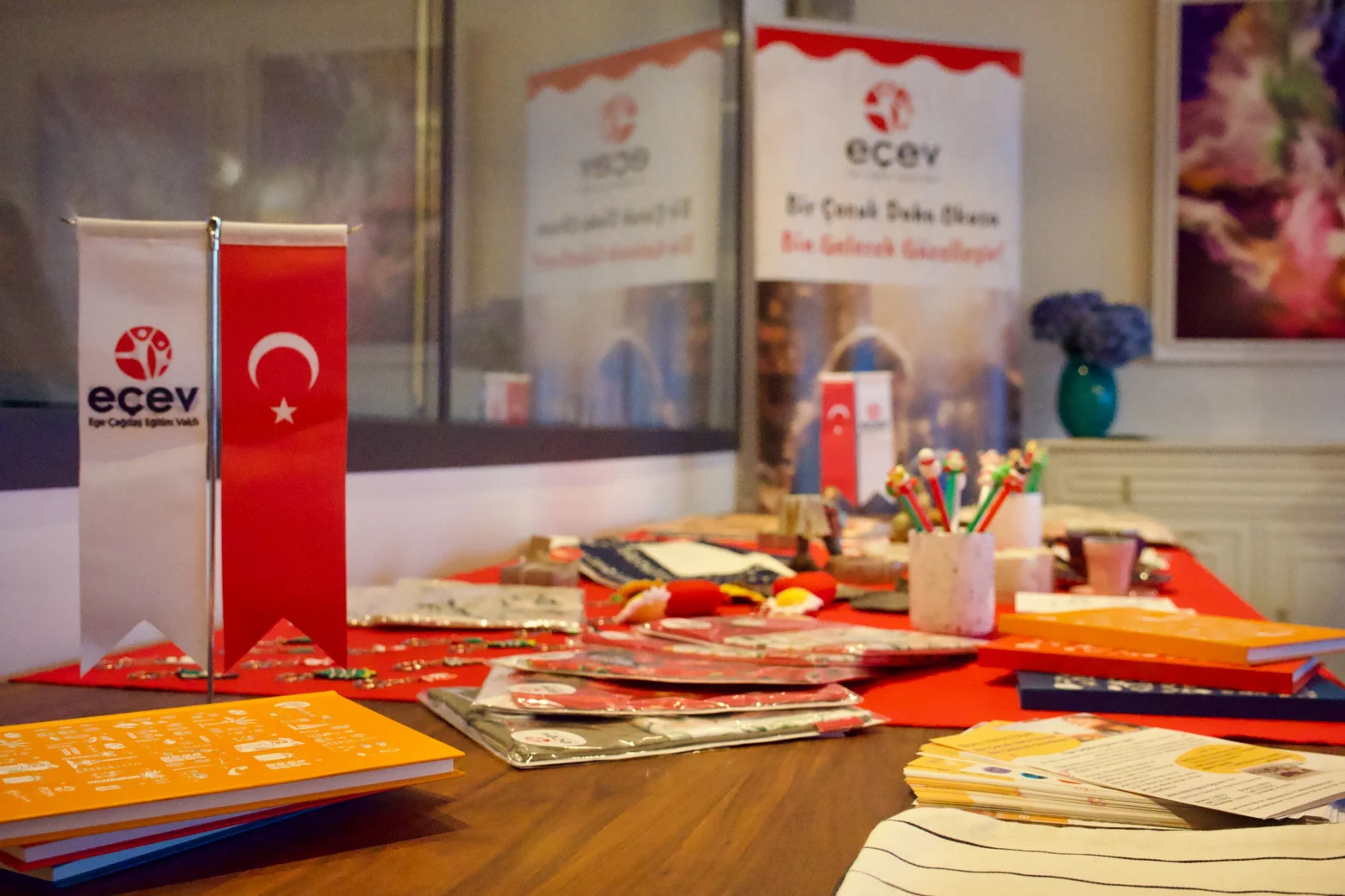 EÇEV tanıtım ve eğitim destek materyallerinin yer aldığı etkinlik masası