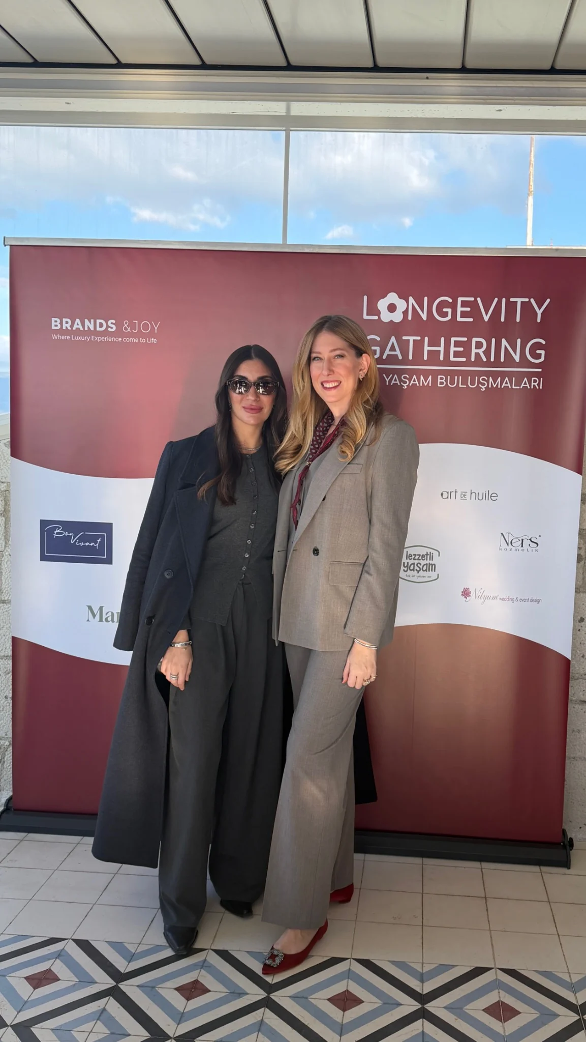 Longevity Gathering I marka panosu önünde etkinlik katılımcıları