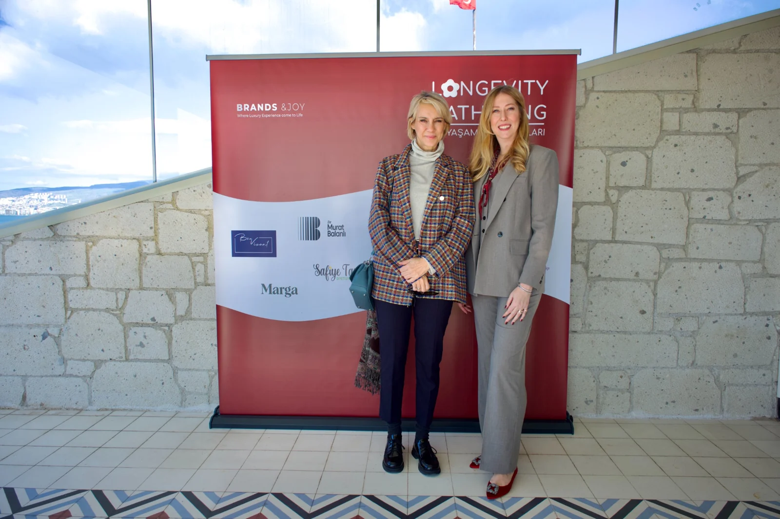 Longevity Gathering I etkinlik panosu önünde bir karşılaşma