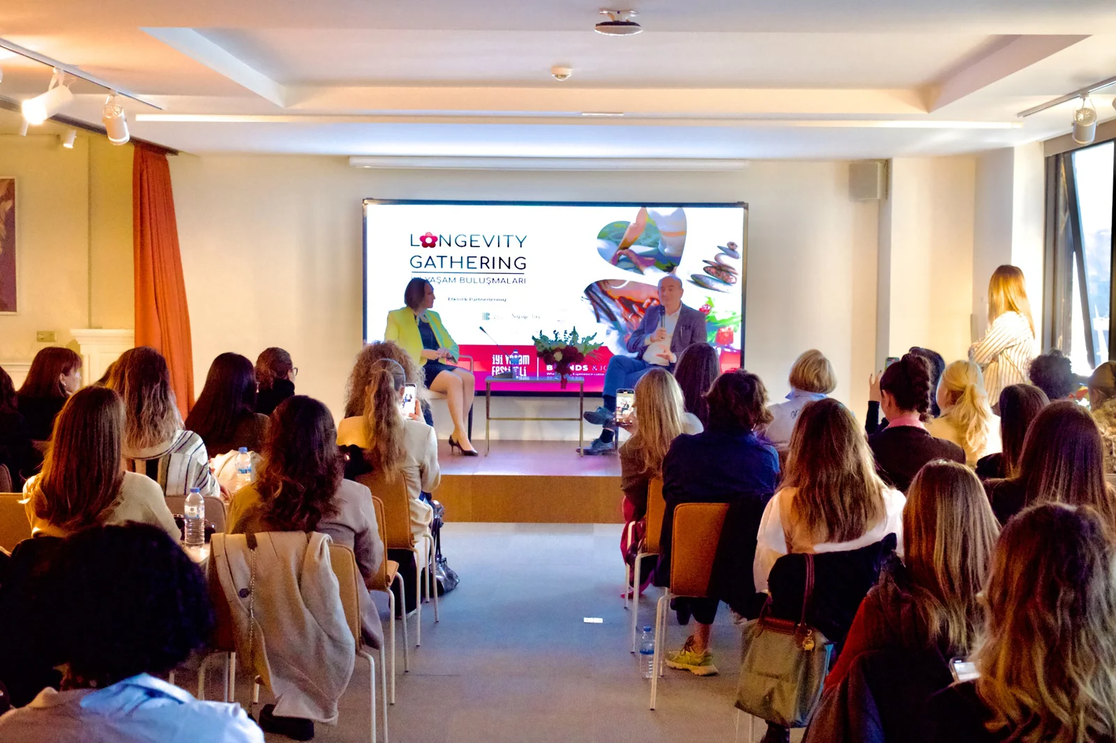 BonVivant Pasaport’ta uzman söyleşisini dinleyen Longevity Gathering I katılımcıları