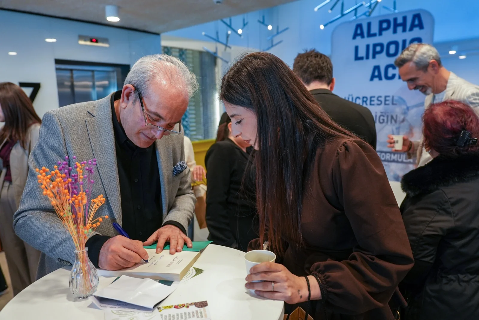 Sponsor alanında davetliler ve marka temsilcileri arasındaki etkileşim