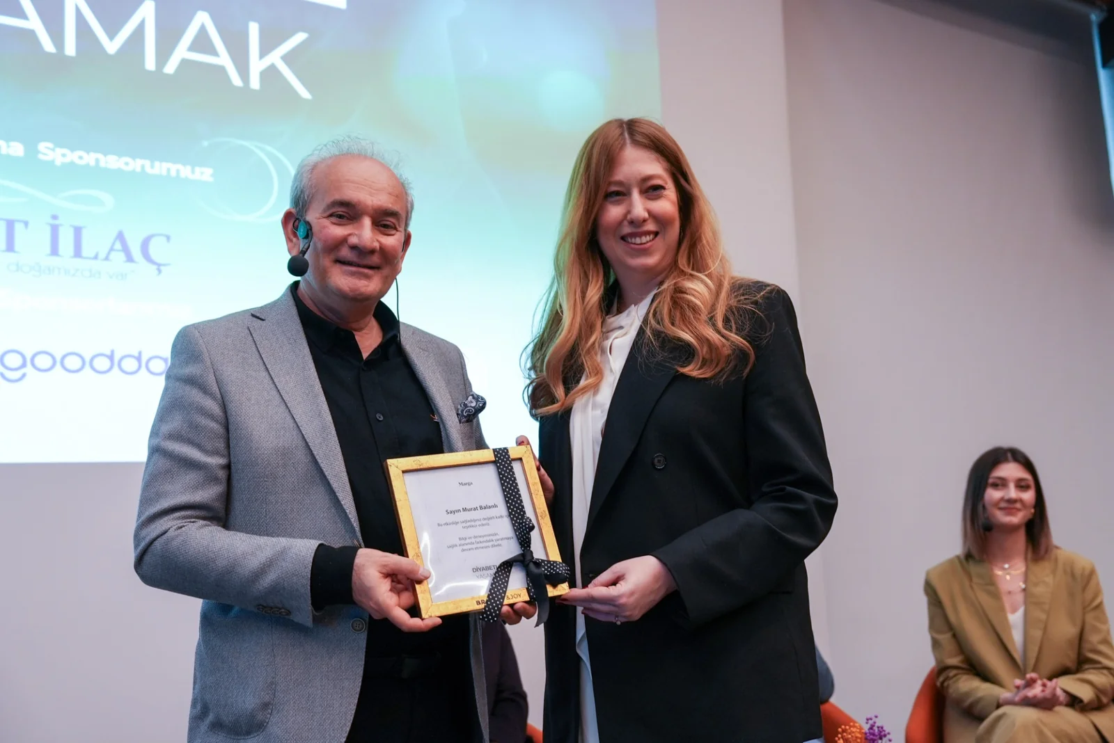 Marga Wellness etkinliğinde sahnede plaket takdimi