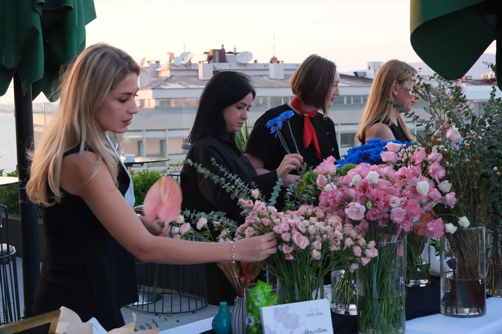 ZadeVital etkinliğinde Flower Bar alanından çiçek seçen davetliler