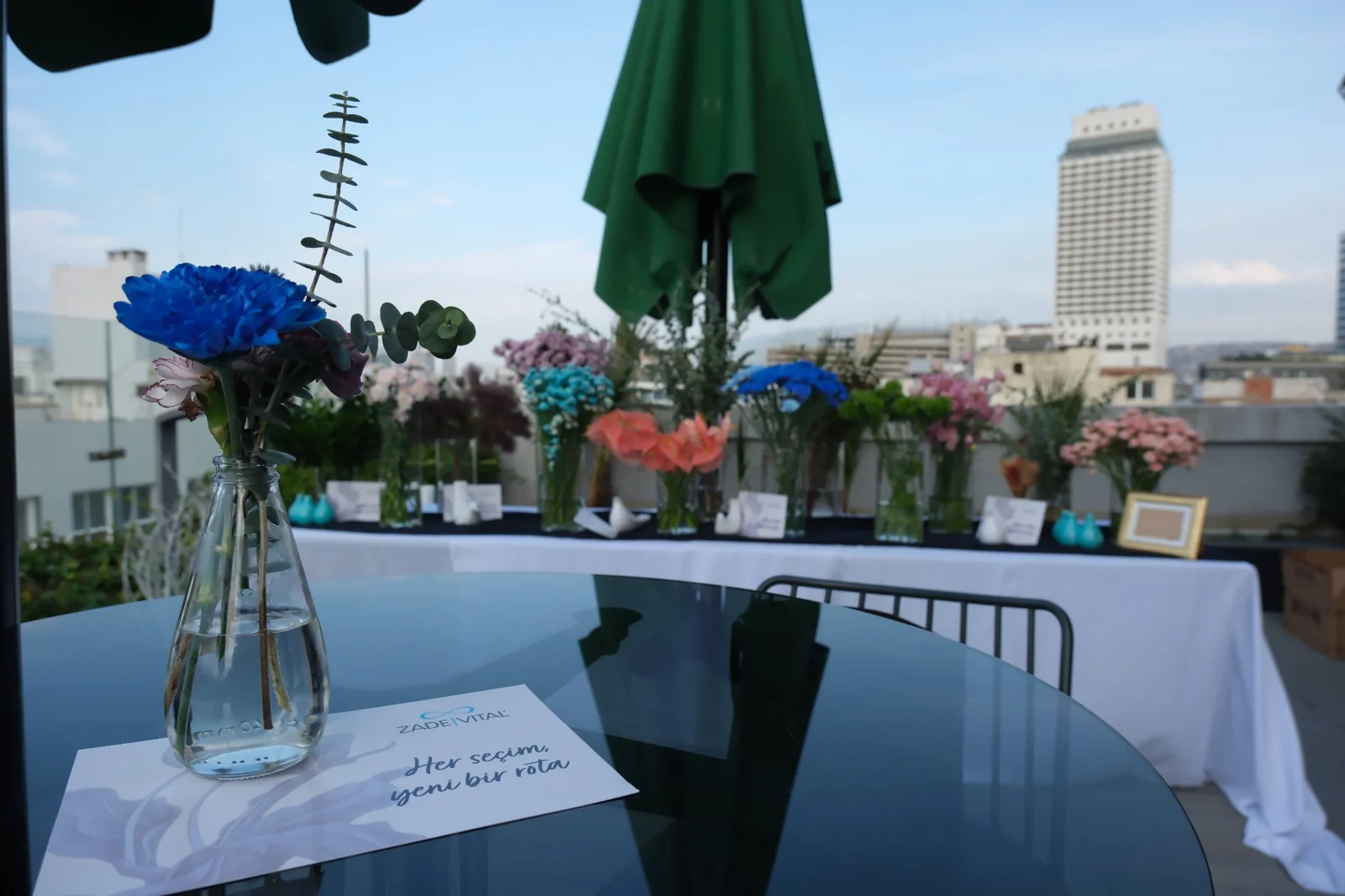 Park Inn by Radisson İzmir terasında çiçekler ve etkinlik hazırlıkları